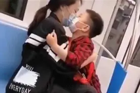 谁说儿子不贴心？男孩地铁上守护疲惫妈妈，下车前互动一举更有爱图片