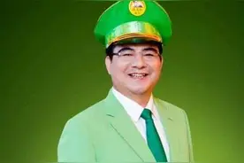 我国"首善"陈光标，捐20亿后销声匿迹，如今在乡下田里收麦子图片