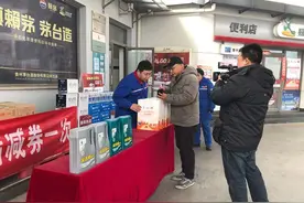过年回家，他们搭上了免费顺风车图片