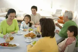 孩子几岁可以吃大人饭？有哪些注意事项？看这篇就够了图片
