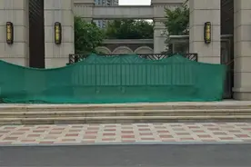 郑州某小区100多户业主 买房多年拿不到房产证：开发商名门地产遭投诉图片