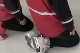 网曝圆通快递员给中国人保工作人员下跪磕头道歉，人保：已报警视频封面