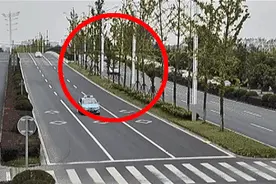 正在导航的手机掉落车内 要不要捡？图片
