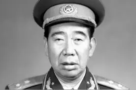 开国中将，由四方面军编入一方面军由团长降为连长毫无怨言，指挥山海关保卫战打响东北第一仗图片