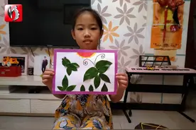 小学生制作树叶贴画送老人，既环保又有爱心图片