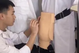 医学生上课骚操作，戴“双层屁股”练打针，网友表示“思路清奇”图片