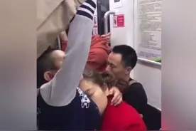 “地铁小小男子汉”爆红网络，妈妈太困睡着，儿子的举动让人称赞图片