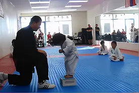 3岁萌娃学跆拳道！奶声奶气怒吼呐喊，教练都忍不住笑了图片