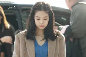 Jennie西装外套内搭V领针织衫，点亮冬日颜色，小龙女头精致可爱图片