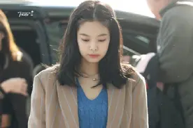 Jennie西装外套内搭V领针织衫，点亮冬日颜色，小龙女头精致可爱图片