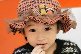 4岁漂亮女童被妈妈骗着剃成光头，照镜子后大哭：这不是我图片