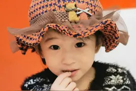 4岁漂亮女童被妈妈骗着剃成光头，照镜子后大哭：这不是我图片