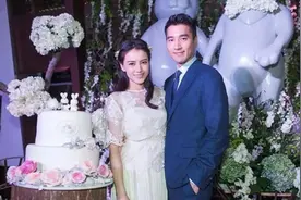 高圆圆女儿周岁“抓周”，孩子小手伸向的东西，令全家人神情紧张图片