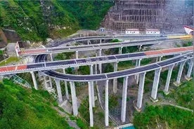 云南建投集团投资建设的香格里拉至丽江高速公路全线投运图片
