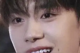 壁纸 | 易烊千玺，帅气可爱，暖暖少年图片