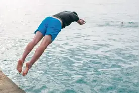 17岁小伙奋勇跳水救下3人后牺牲 家属是否可以向被救者追偿？图片