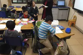 自家娃开学坐最后一排，是老师有意为之？家长要了解后排的好处图片