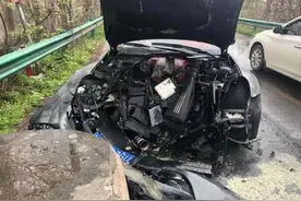 停车解手见警车怕被罚，男子忙着发动借来的法拉利结果撞上石墩，结果价值260万的豪车被撞毁图片