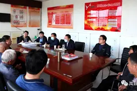 岚县：乔云在东村镇南村调研脱贫攻坚工作图片