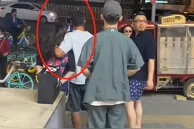 霍思燕与老公路边亲热互动！穿紧身短裤拉太高，秀一截白净大长腿图片