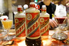 茅台酒瓶中的珠子，取出后还能倒一两发财酒？酿酒师：真没见识图片
