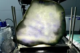 紫色翡翠板料切出的首饰，见光不死，不开美颜也美艳动人图片