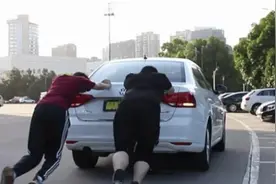 手动挡汽车能推着，自动挡可以吗？修车工：一推就报废图片