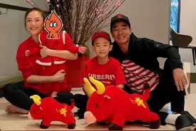 过年走亲戚孩子怎么穿？陈小春长子穿衣清爽，二儿子穿唐装太时髦图片