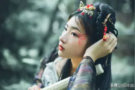 温庭筠一首经典的小令，每一句都很忧愁，但是通篇没有一个愁字图片