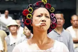 周星驰多次相邀，洪金宝成龙惹不起，"包租婆"元秋背景大揭秘图片