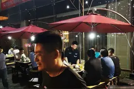 姚明深夜吃大排档，身材高大啤酒肚明显，与好友一杯接一杯图片