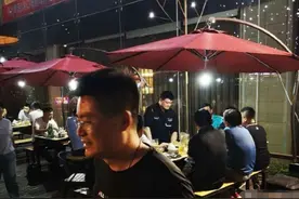 姚明深夜吃大排档，身材高大啤酒肚明显，与好友一杯接一杯图片