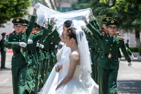 高甜预警！26对新人在军营办集体婚礼图片