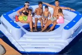 C罗全家乘游艇度假！乔治娜穿紧身衣，10岁迷你罗爆炸头抢镜图片