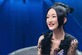 周迅难得放开了，穿蕾丝装配皮短裤优雅迷人，45岁风韵更胜一筹图片