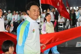 悲壮！陈奕迅解约阿迪，不仅被P遗照，还面临破产代价，后续来了图片