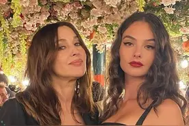 56岁“地球球花”亮相时装秀，西装内搭胸衣好飒，16岁女儿也好美图片