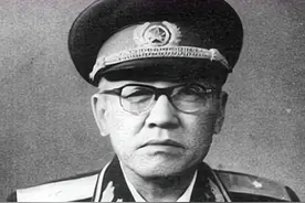 1955年贺晋年被评大校军衔，三大元帅看不过去，主席：低了低了图片