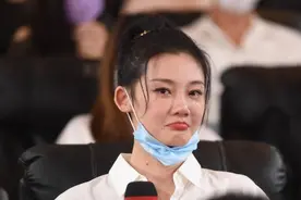 苗苗观看电影首映表白老公，郑恺感动落泪，夫妻俩台上台下一起哭图片