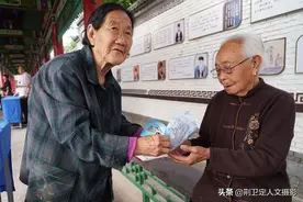 农村84岁老奶奶看美食大赛，得来油糕送给96岁大姑姐，吃着真甜图片