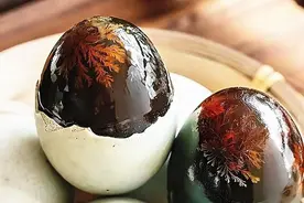 杭州男子质疑皮蛋松花纹，各路大咖都来解释，其实都是错的图片