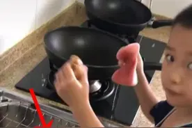 3岁男孩洗菜火了，把马桶当作水槽，妈妈看后无奈：点外卖吧图片