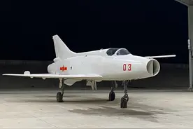 歼12战斗机现身航展！超音速战机中的小个子，国内首创整体风挡图片