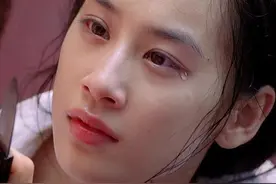 黄圣依老公杨子开直播，差点失手打碎上亿茶壶，瞬间脸都变色了图片