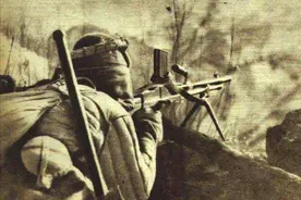 枪手关崇贵：公然违纪连开14枪打下敌机，毛泽东主席和他握手留影图片