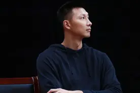 地位！阿联见到韩德君后马上起来，付豪过来嘘寒，大哥却坐着不动图片