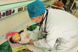 7月大女婴胸腔长“怪胎” 哈尔滨市儿童医院心胸外科医疗团队微创击碎“分割”摘除巨大纵隔肿瘤图片