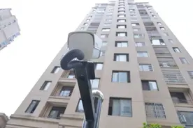 拍到了！柳州一3岁小孩17楼高空抛物，接二连三抛下多只鞋图片