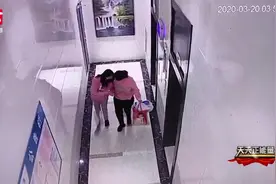 女业主入户大厅内早产，5名男物业化身助产师：2分钟生出小孩视频封面