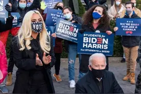 Gaga“踩高跷”为拜登站台，水晶蒙面气场足，助力过猛惹争议图片